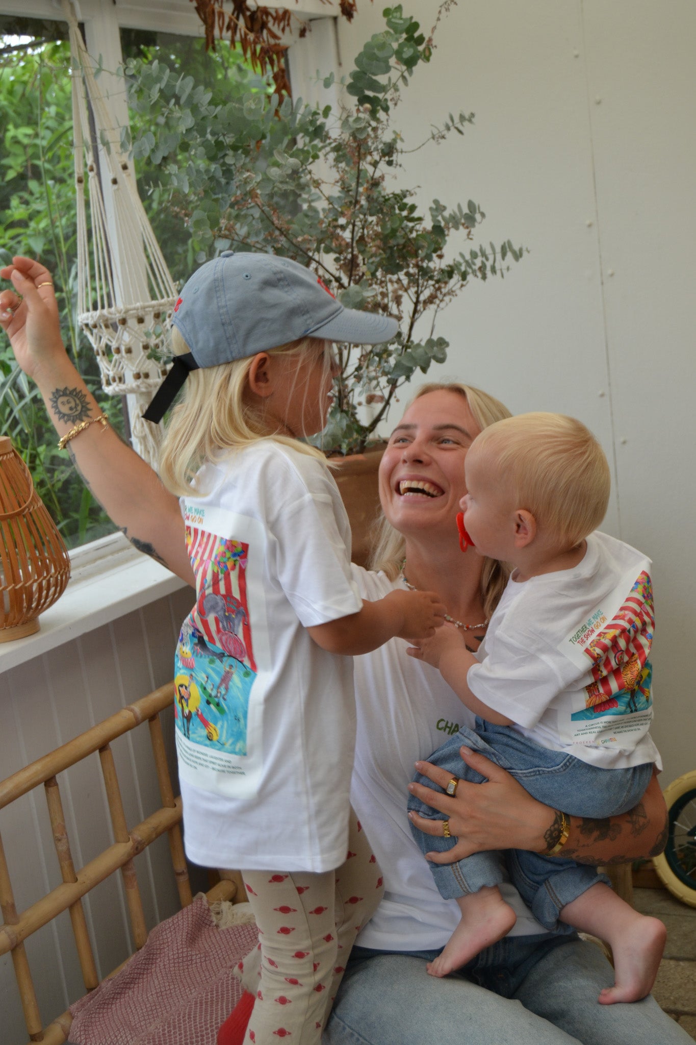 Kombi pakke - Voksen og børne T-shirt med Froeken Lunas farverige Cirkus motiv