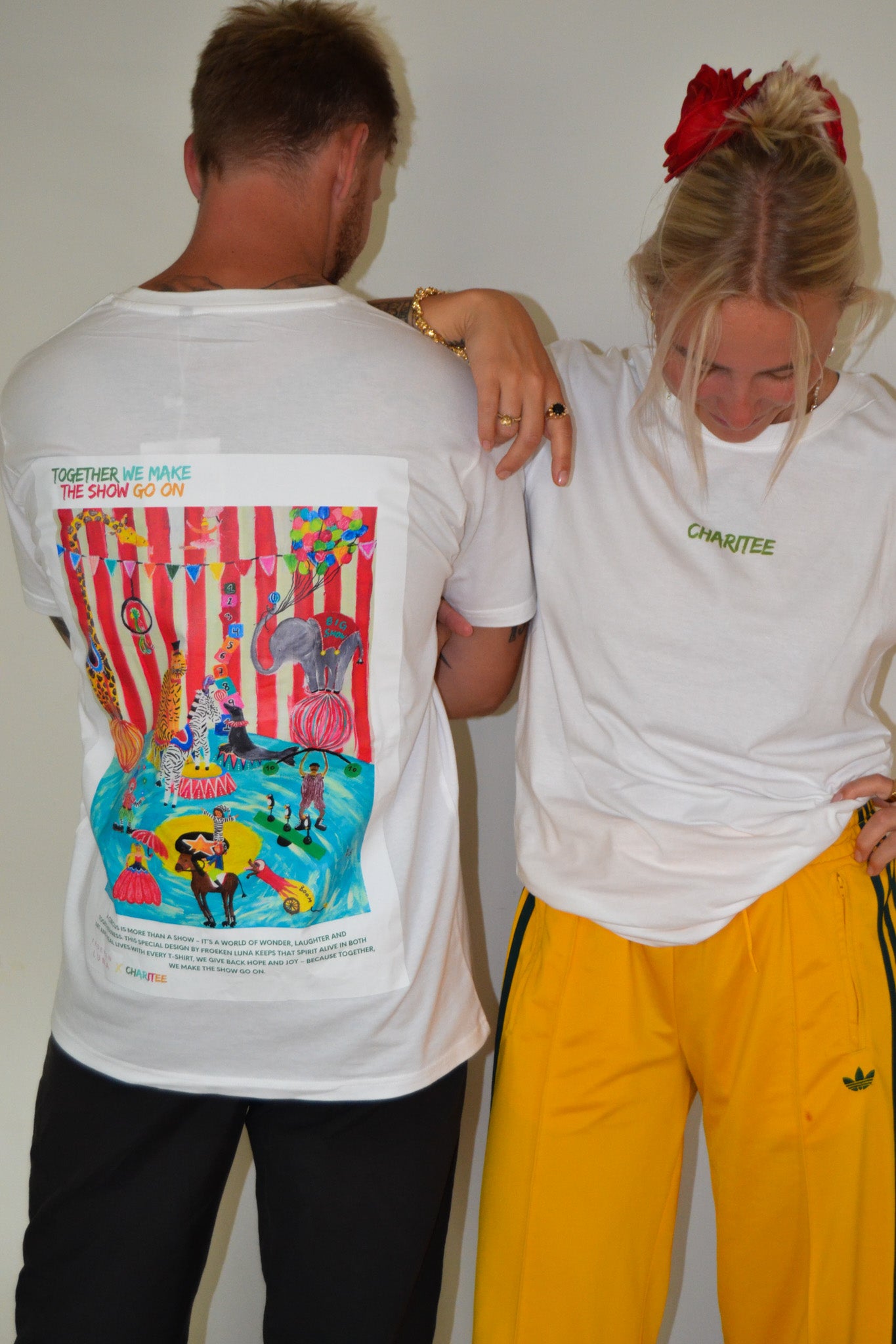 Voksen T-shirt med Froeken Lunas farverige Cirkus motiv - Unisex