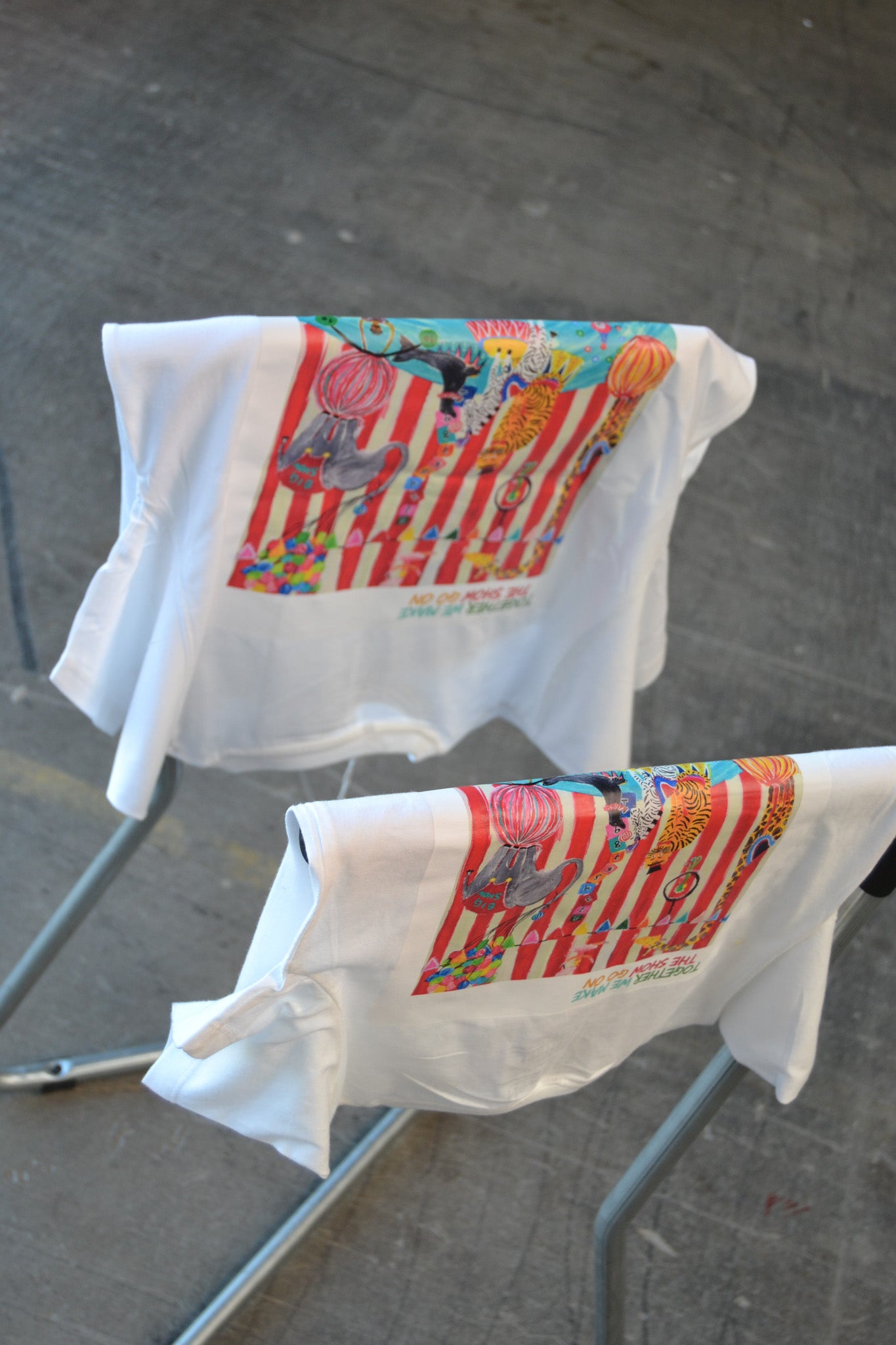 Kombi pakke - Voksen og børne T-shirt med Froeken Lunas farverige Cirkus motiv