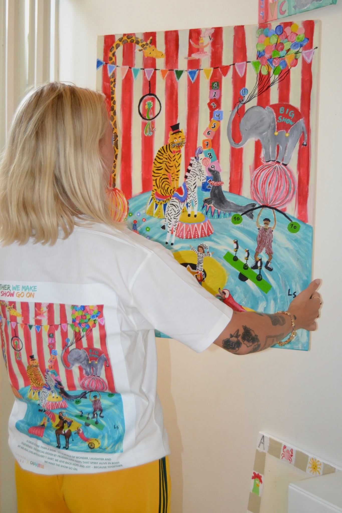 Voksen T-shirt med Froeken Lunas farverige Cirkus motiv - Unisex