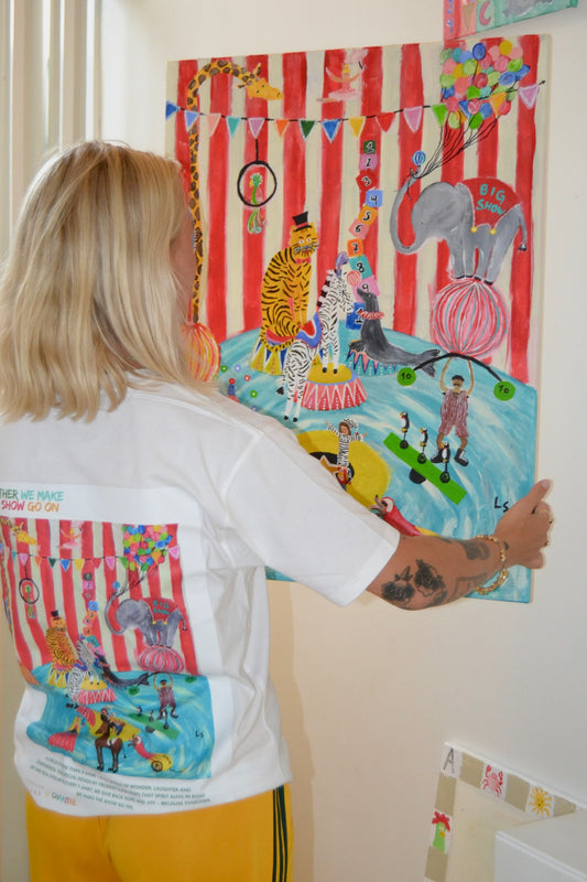 Voksen T-shirt med Froeken Lunas farverige Cirkus motiv - Unisex